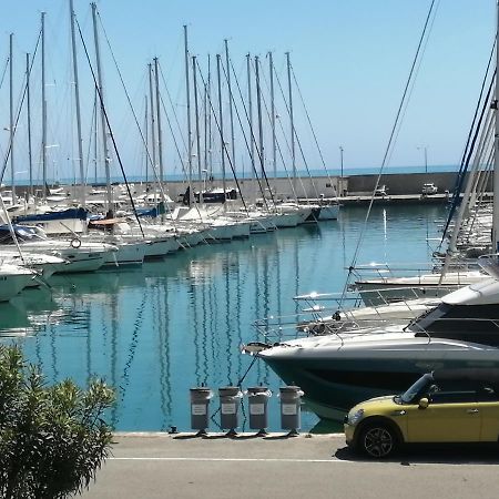 Joli Studio Bord De Mer, Clim, Balcon, Parking Prive 芒通 外观 照片