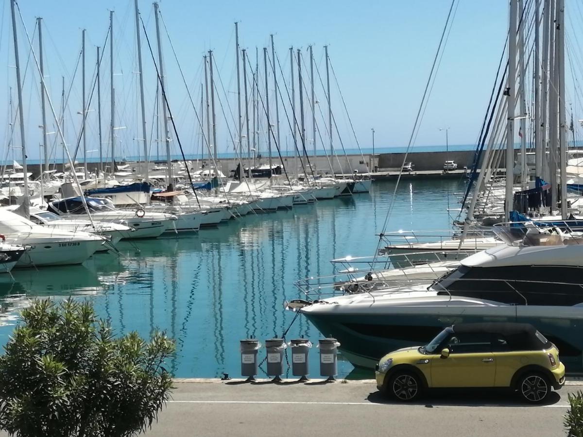 Joli Studio Bord De Mer, Clim, Balcon, Parking Prive 芒通 外观 照片
